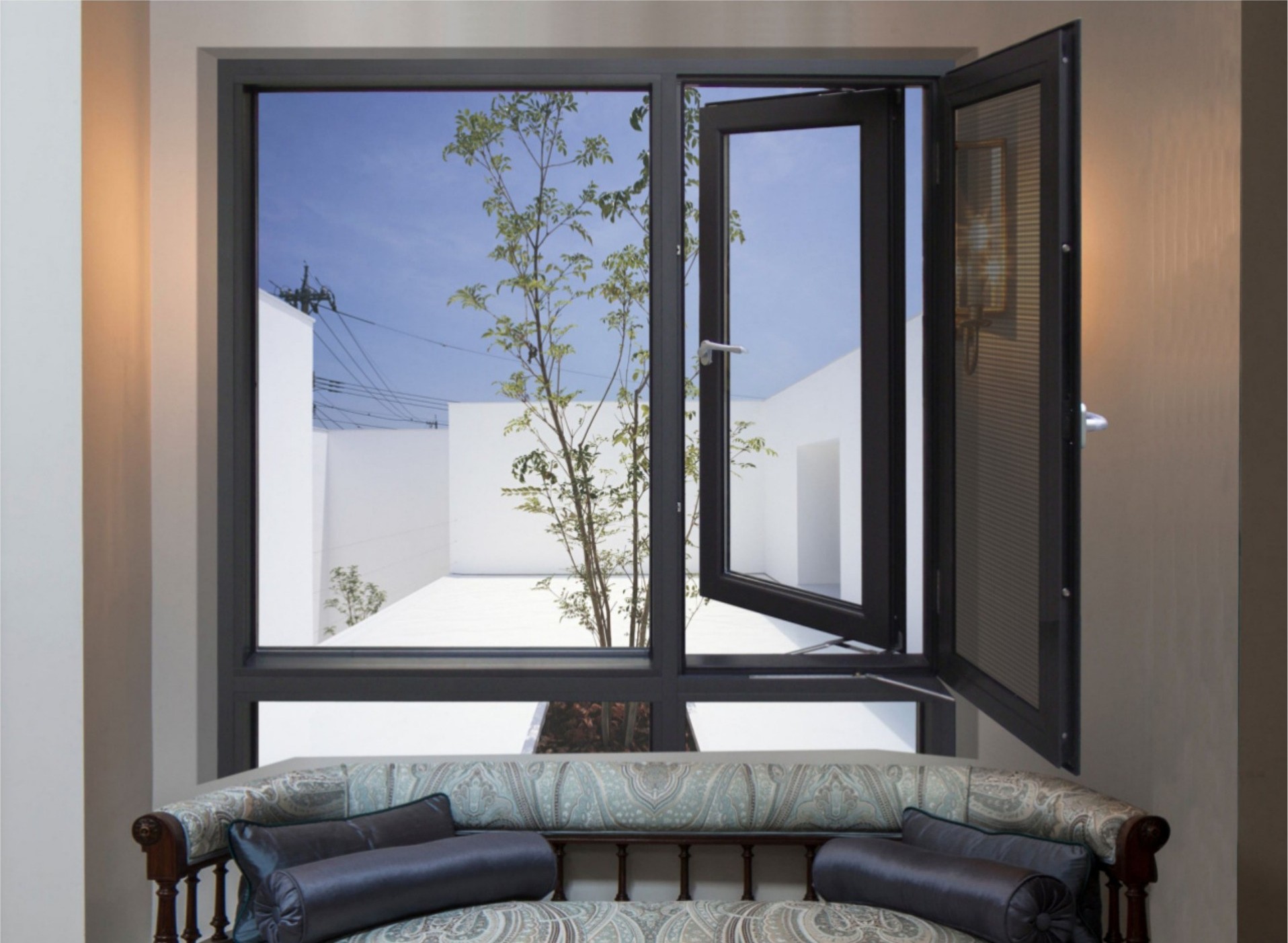 Aluminum casement window